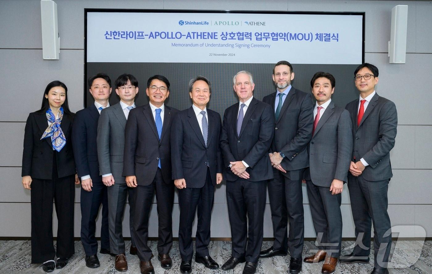 지난 22일 서울 중구 신한라이프 본사에서 진행된 업무 협약식에서 신한금융그룹 진옥동 회장&#40;가운데&#41;과 신한라이프 이영종 사장&#40;왼쪽 네 번째&#41;이 아폴로에셋매니지먼트 짐 젤터 공동회장&#40;오른쪽 네 번째&#41; 및 관계자들과 기념 촬영을 하고 있다/사진제공=신한라이프