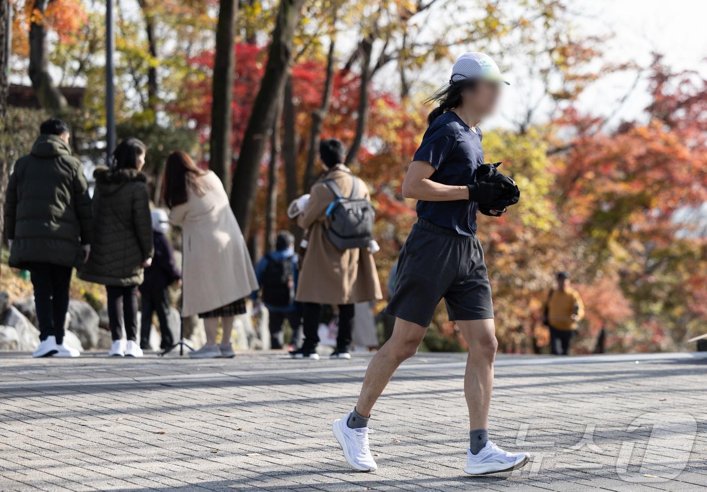 포근한 날씨를 보인 25일 서울 용산구 남산에서 얇은 옷차림을 입은 시민이 러닝을 하고 있다. 2024.11.25/뉴스1 ⓒ News1 이재명 기자