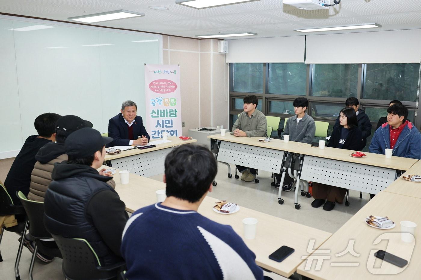 김완근 제주시장이 25일 제주대에서 &#39;공감 톡톡 신바람 시민간담회&#39;를 열고 있다.&#40;제주시 제공&#41;/뉴스1 