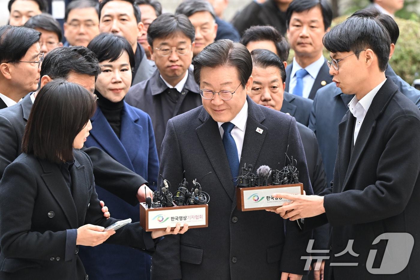 위증교사 혐의로 재판을 받는 이재명 더불어민주당 대표가 25일 서울 서초구 중앙지방법원에서 열린 1심 선고 공판에 출석하고 있다. 2024.11.25/뉴스1 ⓒ News1 사진공동취재단