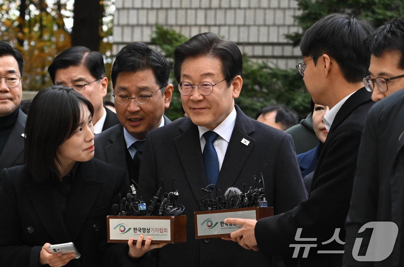 위증교사 혐의로 재판을 받는 이재명 더불어민주당 대표가 25일 서울 서초구 중앙지방법원에서 열린 1심 선고 공판에 출석하고 있다. 2024.11.25/뉴스1 ⓒ News1 사진공동취재단