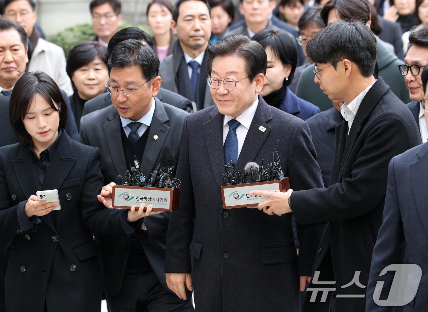 이재명 더불어민주당 대표가 25일 서울 서초구 중앙지방법원에서 열린 위증교사 혐의 1심 선고 공판에 출석하고 있다. 2024.11.25/뉴스1 ⓒ News1 사진공동취재단