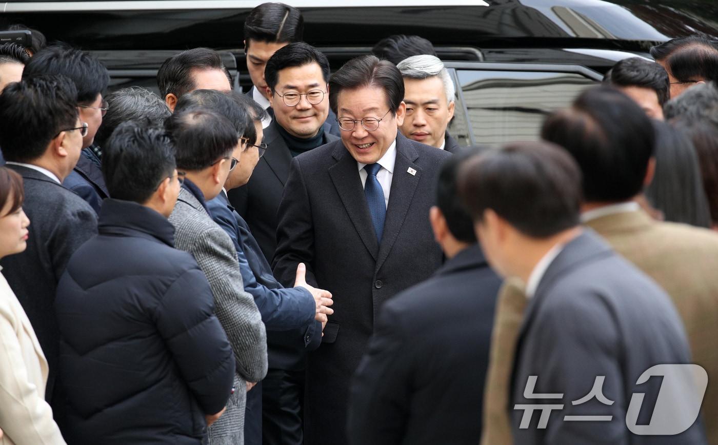 위증교사 혐의로 재판을 받는 이재명 더불어민주당 대표가 25일 서울 서초구 중앙지방법원에서 열린 1심 선고 공판에 출석, 동료 의원들과 인사하고 있다. 2024.11.25/뉴스1 ⓒ News1 사진공동취재단