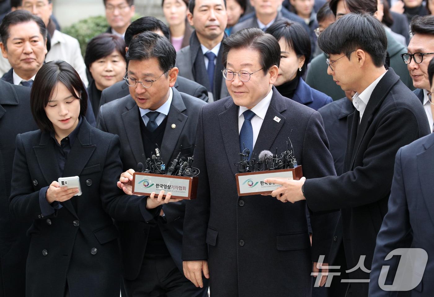 위증교사 혐의로 재판을 받는 이재명 더불어민주당 대표가 25일 서울 서초구 중앙지방법원에서 열린 1심 선고 공판에 출석하고 있다. 2024.11.25/뉴스1 ⓒ News1 사진공동취재단