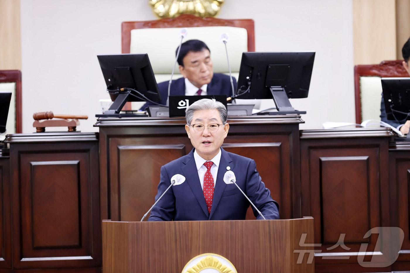 오태완 의령군수가 25일 군의회 본회의장에서 내년 예산에 대해 설명하고 있다&#40;의령군 제공&#41;. 2024.11.25