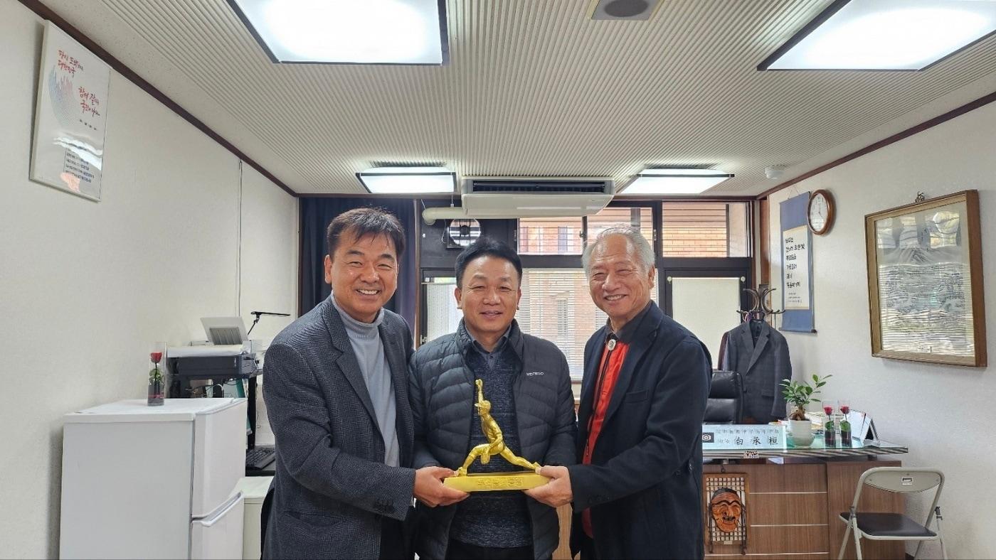 교토국제고에 &#39;불굴의 영웅상&#39; 전달한 최동원기념사업회. &#40;최동원기념사업회 제공&#41;