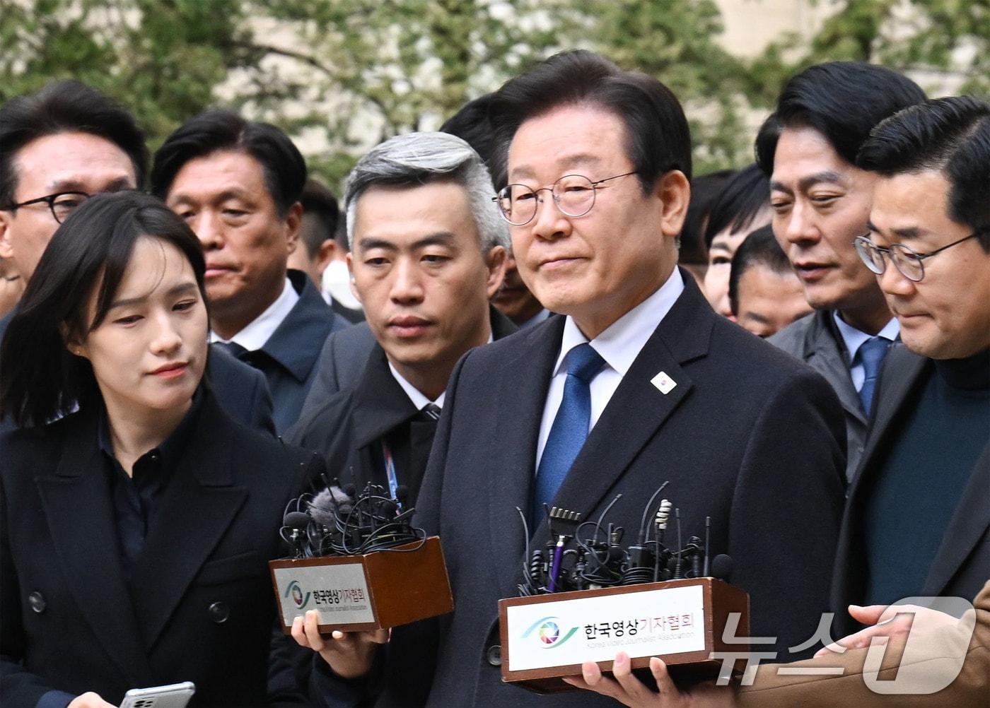 이재명 더불어민주당 대표가 25일 서울 서초구 중앙지방법원에서 열린 위증교사 혐의 1심에서 무죄를 선고 받은 후 법원을 나서고 있다. 서울중앙지법 형사합의33부&#40;부장판사 김동현&#41;는 &#34;피고인에 대한 공소사실은 범죄사실의 증명이 없고, 위증교사의 고의가 있었다고 보기 어렵다＂ 며 위증교사 혐의로 기소된 이 대표에게 무죄를 선고했다. 2024.11.25/뉴스1 ⓒ News1 사진공동취재단