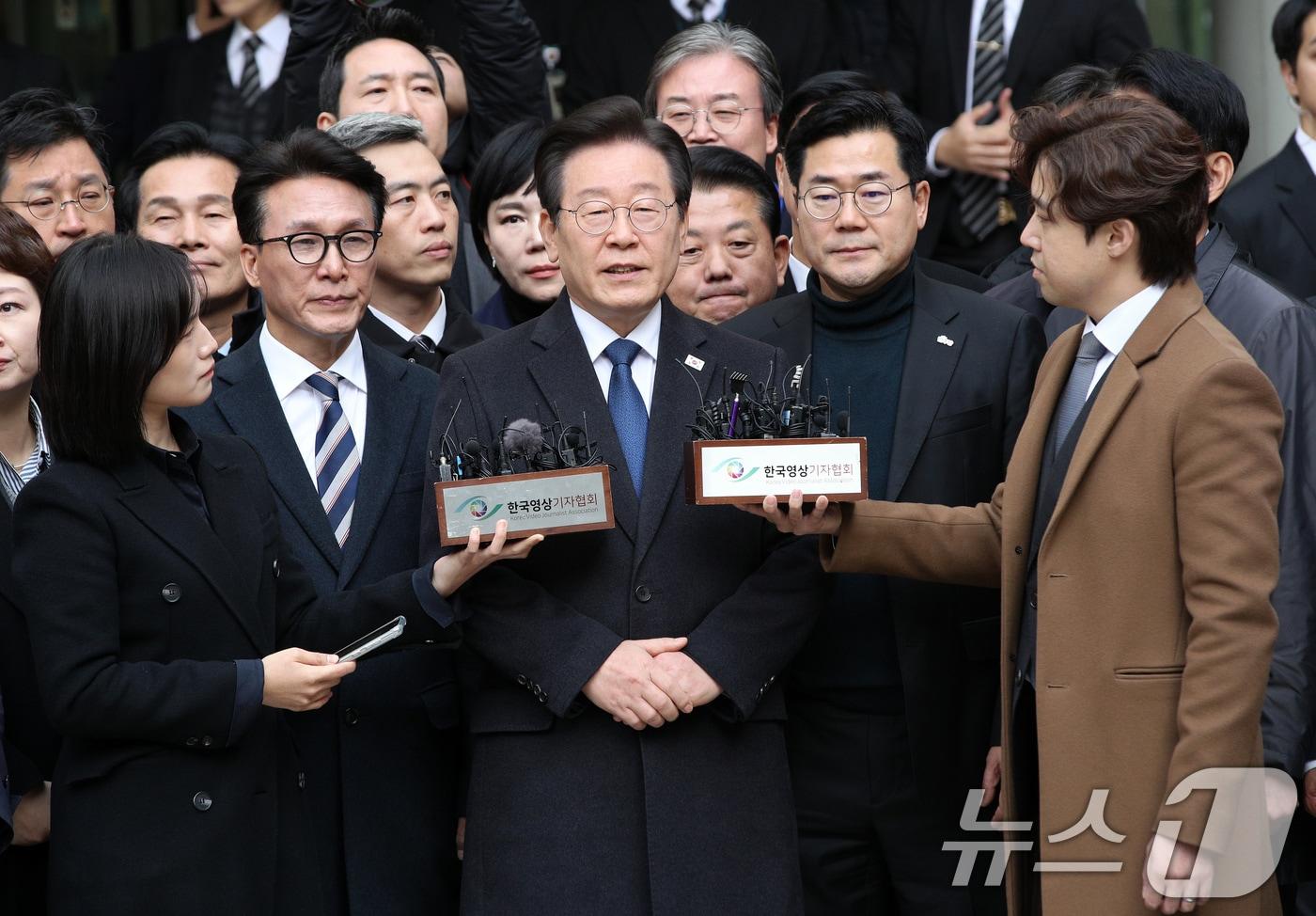 이재명 더불어민주당 대표가 25일 서울 서초구 중앙지방법원에서 열린 위증교사 혐의 1심에서 무죄를 선고 받은 후 법원을 나서며 소감을 밝히고 있다. &#40;사진은 기사 내용과 무관함&#41; 2024.11.25/뉴스1 ⓒ News1 사진공동취재단