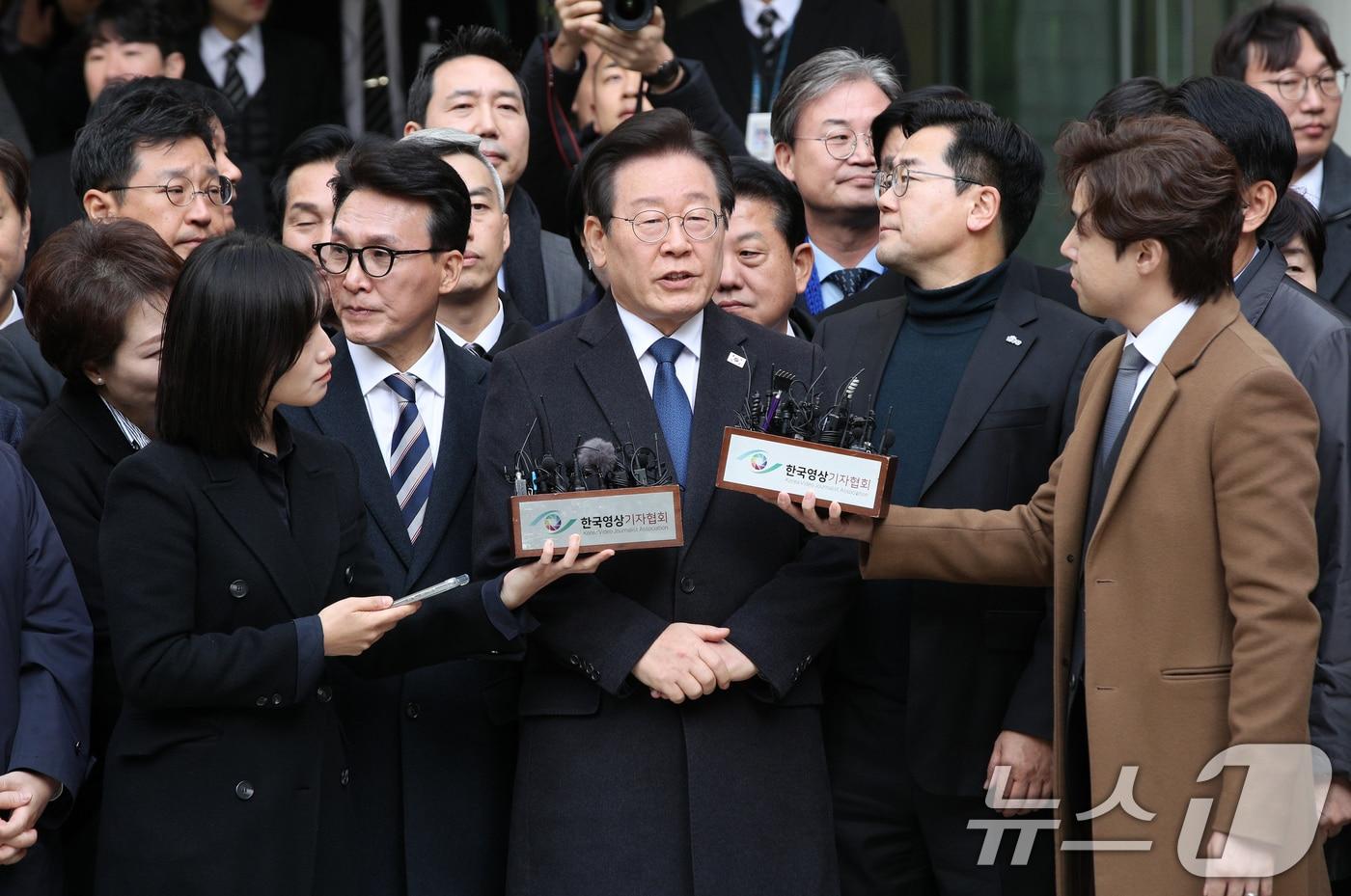 이재명 더불어민주당 대표가 25일 서울 서초구 중앙지방법원에서 열린 위증교사 혐의 1심에서 무죄를 선고 받은 후 법원을 나서고 있다. 서울중앙지법 형사합의33부&#40;부장판사 김동현&#41;는 &#34;피고인에 대한 공소사실은 범죄사실의 증명이 없고, 위증교사의 고의가 있었다고 보기 어렵다＂ 며 위증교사 혐의로 기소된 이 대표에게 무죄를 선고했다. 2024.11.25/뉴스1 ⓒ News1 사진공동취재단