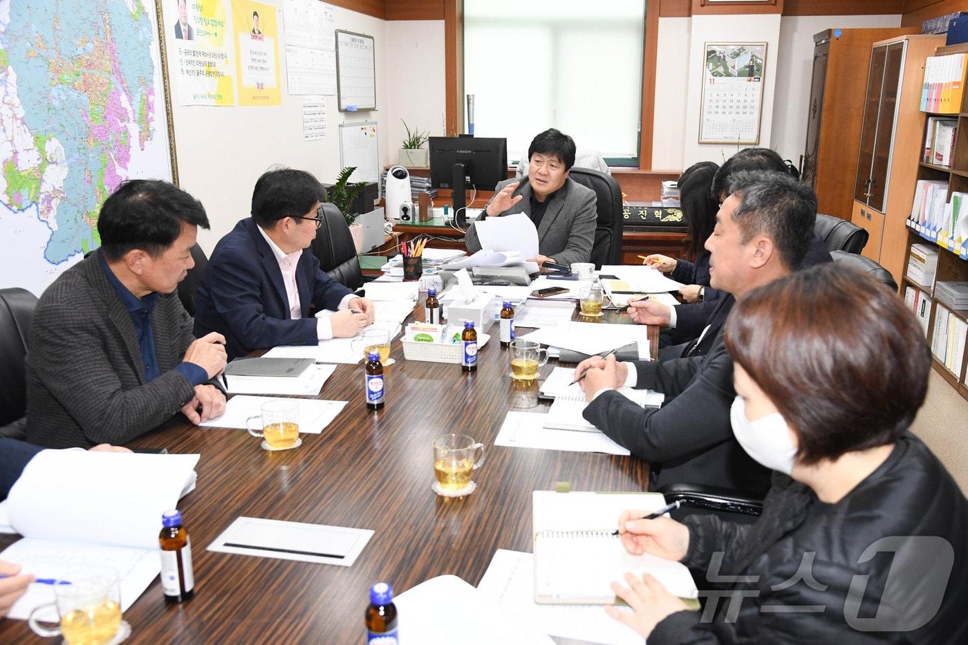 울산시의회 공진혁 의원이 25일 오후 지역경제의 중심축인 국가산업단지의 문제점을 파악하고 효율적인 관리 방안을 모색하고자 관계부서와 업무협의를 가졌다고 밝혔다.&#40;울산시의회 제공&#41;