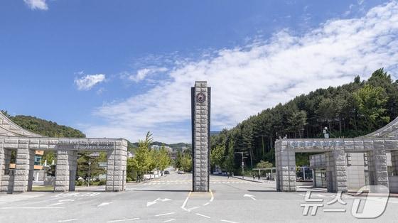 25일 한국교통대가 충북대와의 통합 교명 선정을 위한 투표를 연기해 그 이유에 눈길이 쏠리고 있다. 사진은 교통대 정문.&#40;자료사진&#41;/뉴스1