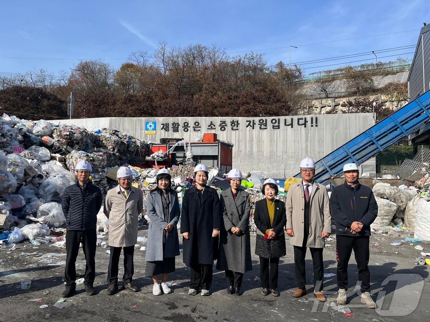 경기 안양시의회 보사환경위원회가 25일 박달동에 위치한 ‘안양시 생활폐기물 적환장’ 현장방문에 나섰다.&#40;안양시의회 제공&#41;/