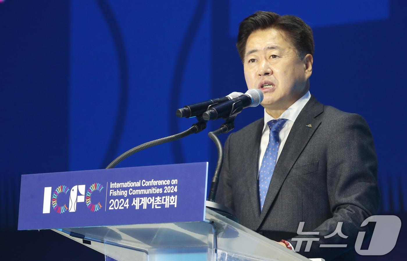 오영훈 제주도지사가 25일 제주국제컨벤션센터에서 열린 &#39;2024 세계어촌대회&#39; 개회식에서 환영사를 하고 있다. 세계어촌대회는 약 30개국의 정부 및 어업인 대표, 국내‧외 전문가, 국내 어촌공동체 등이 모이는 국제 행사로, 지난해 우리나라에서 처음 창설됐다. 2024.11.25/뉴스1 ⓒ News1 오현지 기자