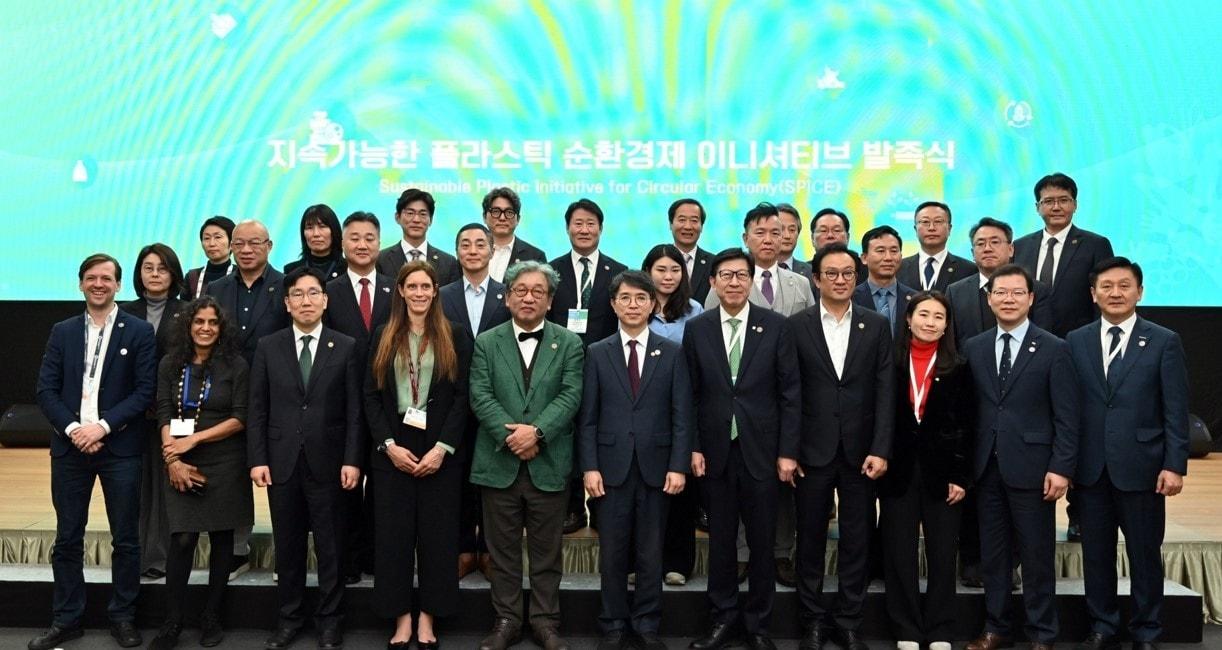 25일 부산 벡스코에서 진행된 ‘지속가능한 플라스틱 순환경제 이니셔티브’ 발족식에 김완섭 환경부 장관, 박형준 부산광역시장, 김상협 글로벌녹색성장연구소 사무총장을 비롯해 플라스틱 생산 및 제품 제조, 소비, 재활용 등 관련한 14개 기업과 4개 협회·단체 대표, 3개 해외 산업계 협의체가 참석했다. &#40;아모레퍼시픽 제공&#41;