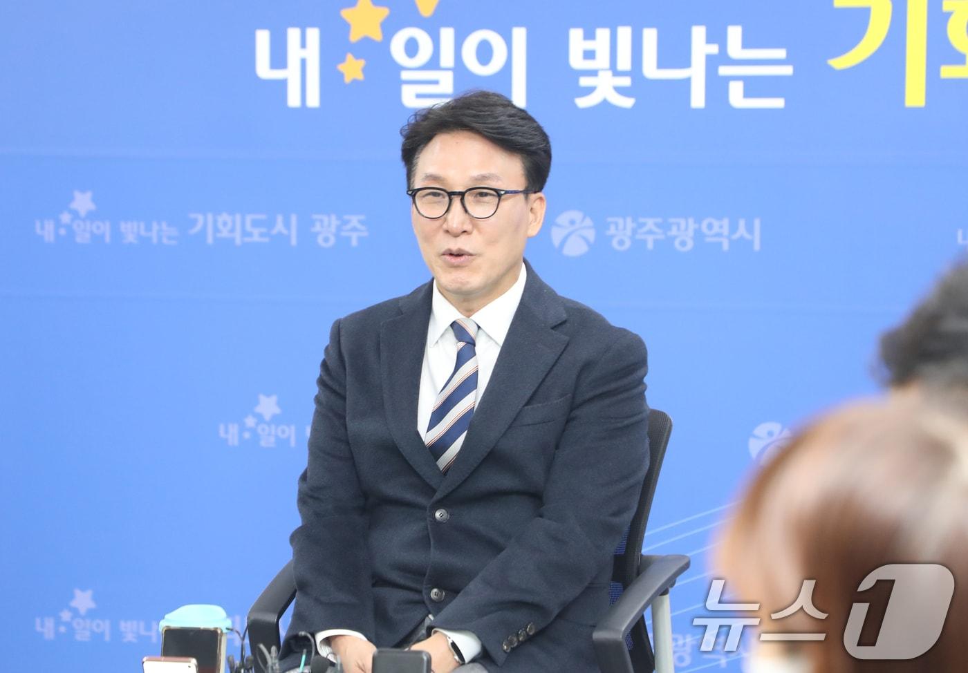 김민석 더불어민주당 최고위원이 26일 광주시청에서 기자들과 차담회를 갖고 현 시국에 대한 입장을 밝히고 있다.2024.11.26/뉴스1 ⓒ News1 박준배 기자