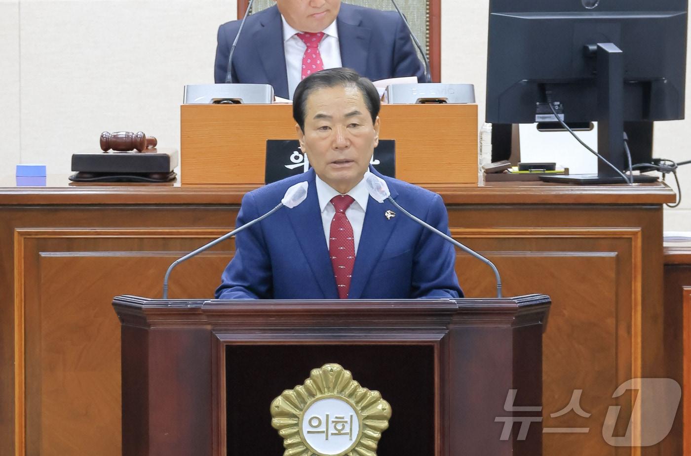 성낙인 창녕군수가 25일 군의회 정례회에서 시정연설로 내년 군정 운영방향을 설명하고 있다&#40;창녕군 제공&#41;.