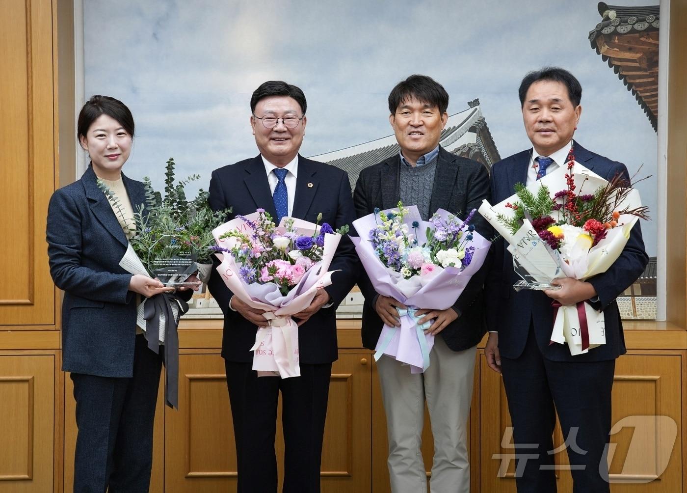 26일 전북자치도의회 서난이 의원&#40;왼쪽 첫번째&#41;와 이병철 의원&#40;오른쪽 첫번째&#41;가 기자단이 뽑은 행정사무감사 우수의원으로 선정됐다.2024.11.26/뉴스1