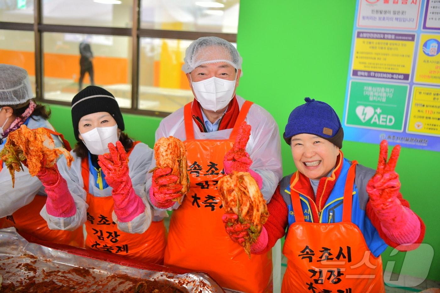 26일 강원 속초종합운동장 인조잔디구장 주차장에서 열린 &#39;2024년 속초시 김장 대축제&#39;에서 이병선 속초시장&#40;사진 가운데&#41;이 참가자들과 만든 김장김치를 들어보이고 있다.&#40;속초시 제공&#41; 2024.11.26/뉴스1