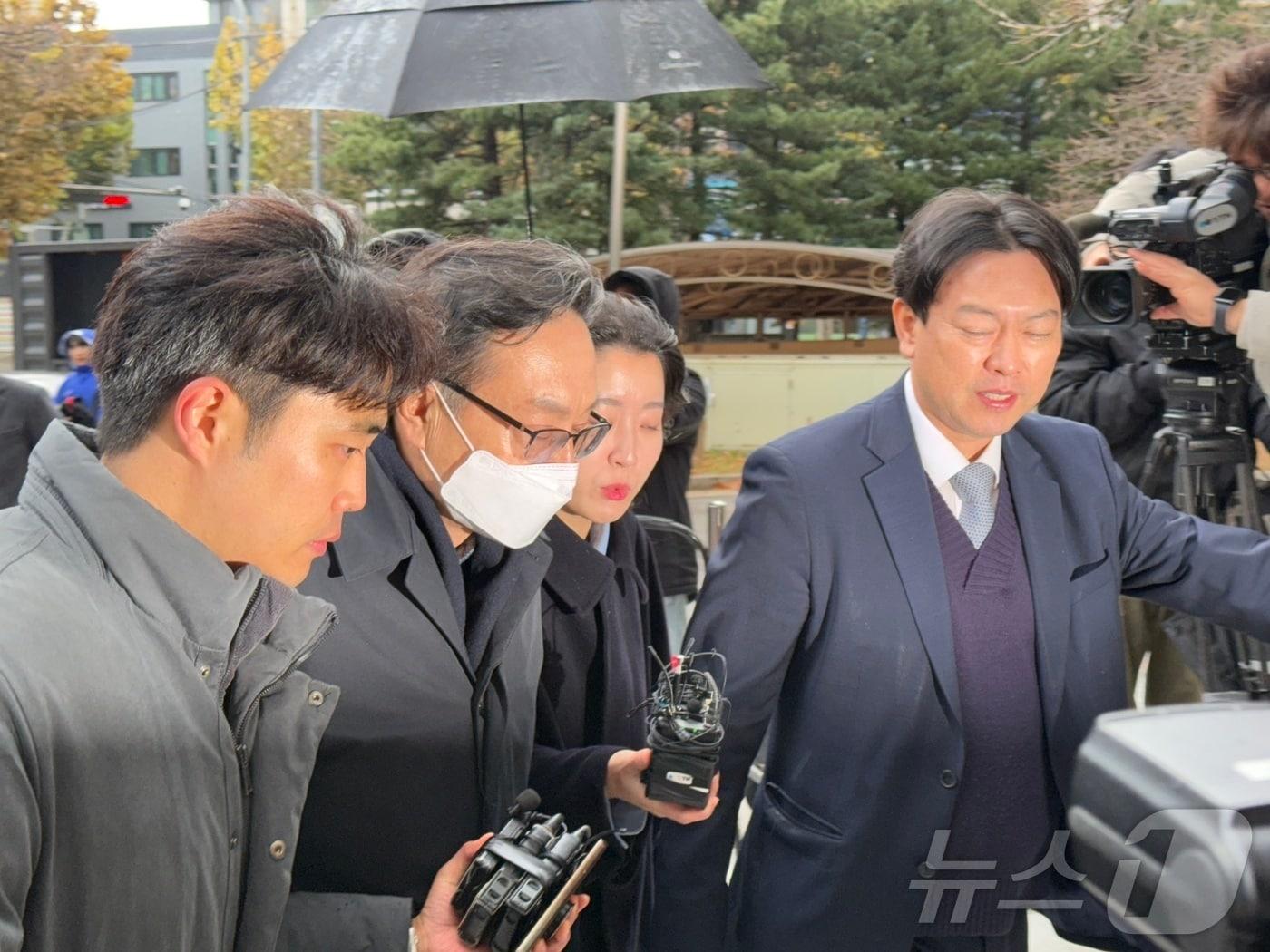 26일 손태승 전 우리금융 지주 회장이 영장실질심사를 받기 위해 법원 안으로 들어서고 있다. 2024.11.26 ⓒ 뉴스1 김종훈 기자