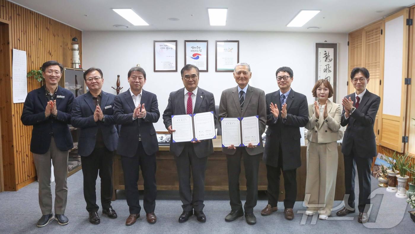 서천군과 전주기전대학 관계자들이 해양치유산업 발전과 해양바이오 클러스터 구축을 위한 업무협약을 체결한 뒤 기념촬영을 하고 있다. &#40;서천군 제공&#41;/뉴스1