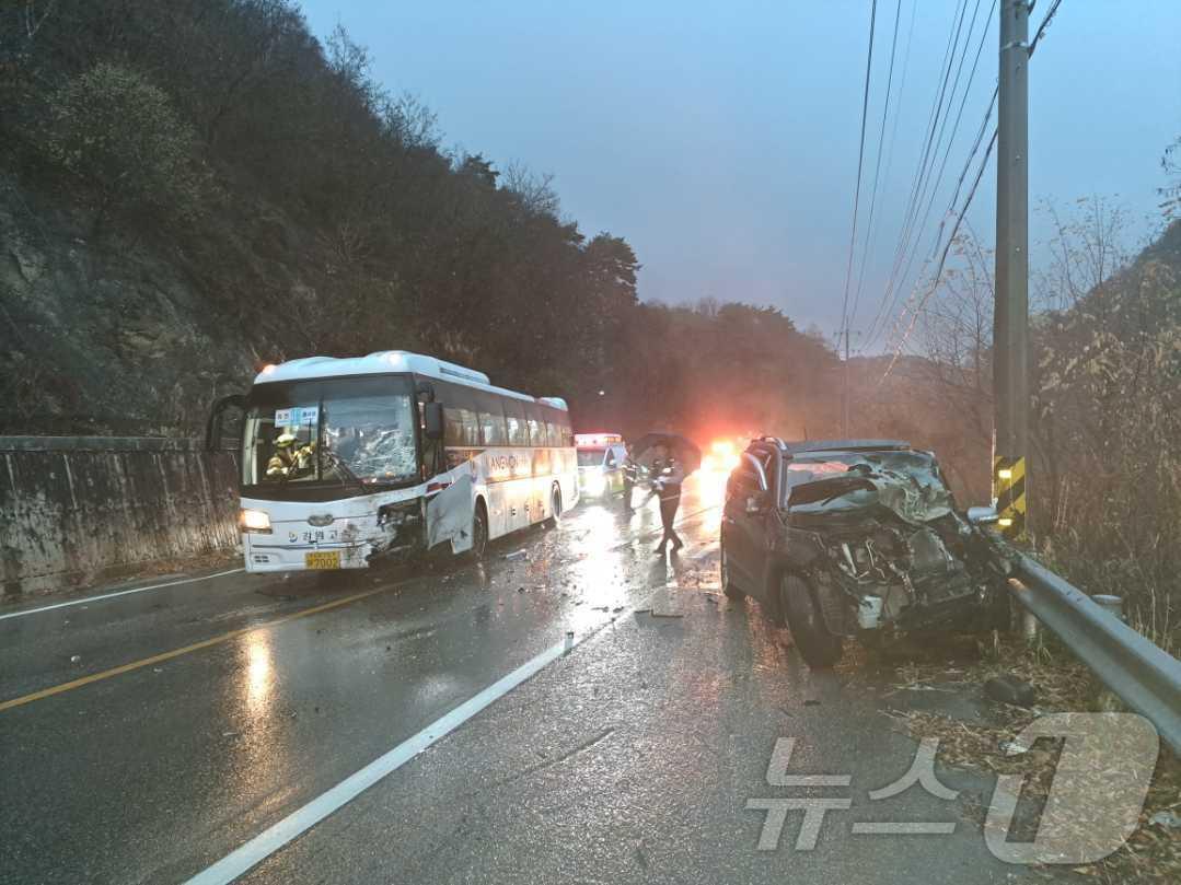 강원 화천 하남면 서오지리 도로 교통사고 현장.&#40;강원도소방본부 제공&#41;