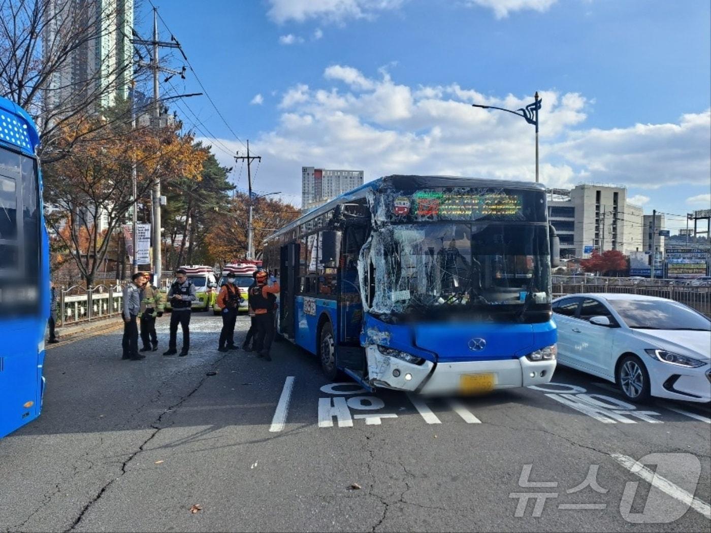 26일 오후 2시 20분쯤 창원시 마산회원구 양덕동 가고파초등학교 앞 버스 정류장에서 시내버스 간 추돌사고가 발생했다. 사진은 사고 현장 모습.&#40;창원소방본부 제공&#41;