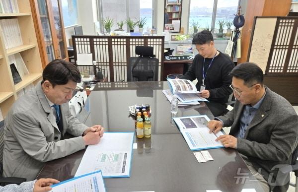 우범기 전주시장&#40;사진 왼쪽&#41;이 26일 김영환 의원실을 방문해 시 중점사업의 당위성을 설명하고, 국회 단계 반영을 건의했다.&#40;전주시 제공&#41;/뉴스1