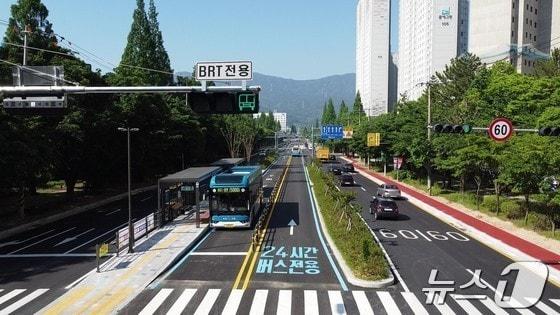 지난 5월 개통된 창원시 S-BRT 운행 모습.&#40;창원시 제공&#41;