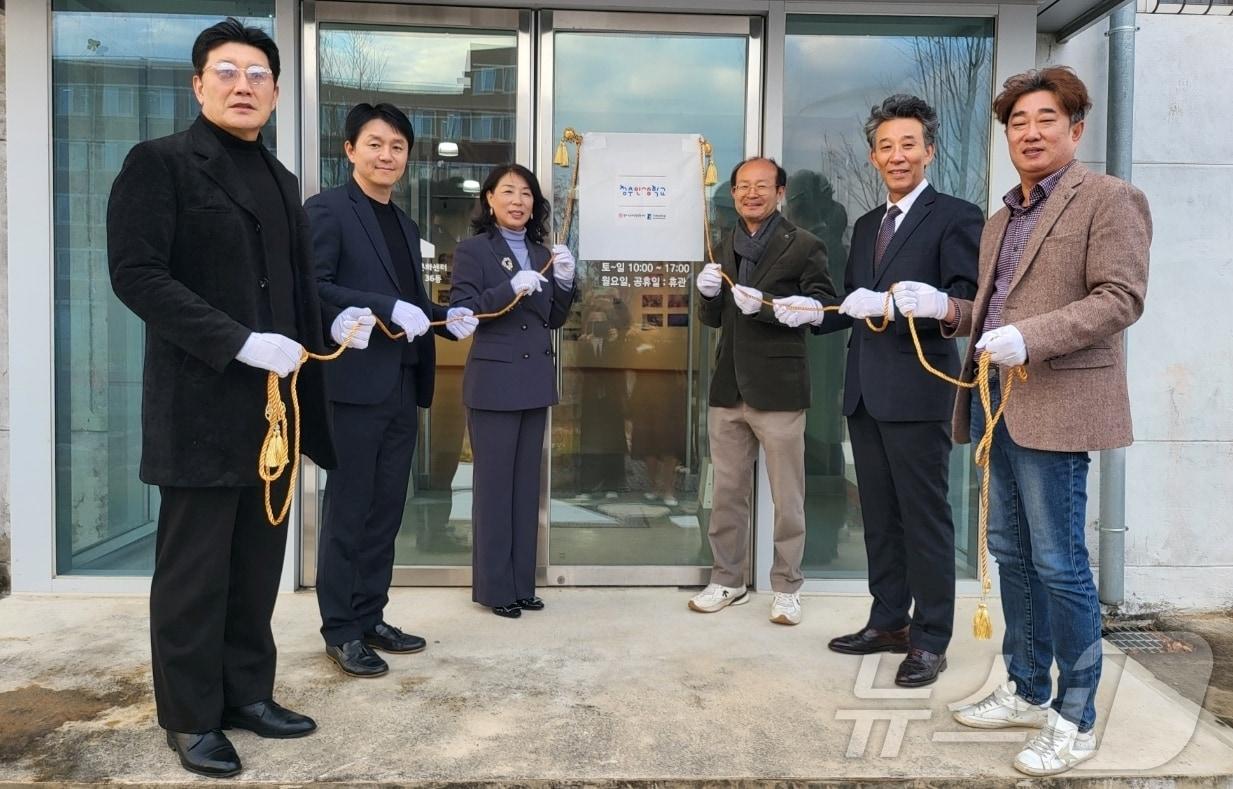 서원대학교는 청주시문화산업진흥재단과 함께 문화제조창에 중장년의 인생 이모작 커뮤니티 플랫폼 &#39;청주인생학교&#39; 현판식을 했다.&#40;서원대 제공&#41;/뉴스1