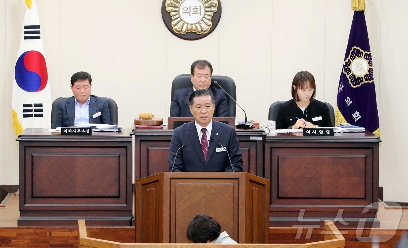 진병영 함양군수가 26일 군의회 정례회에서 내년 군정 운영 방향에 대해 설명하고 있다&#40;함양군 제공&#41;. 2024.11.26