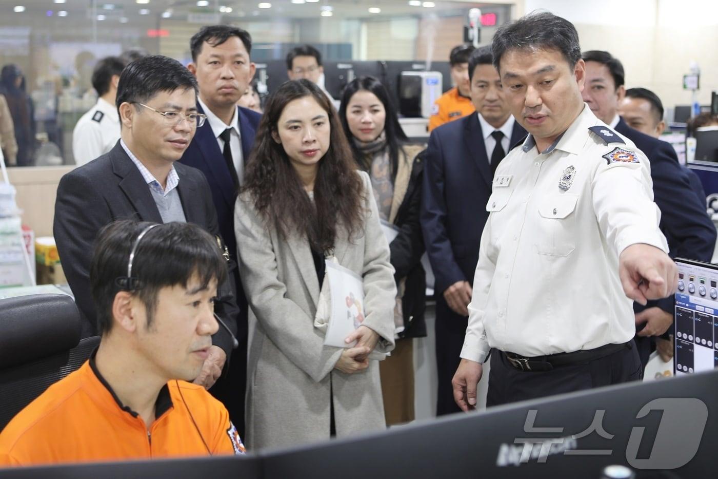 대전소방본부를 방문한 베트남 빈증성 공안청 대표단.&#40;대전소방본부 제공&#41;/뉴스1