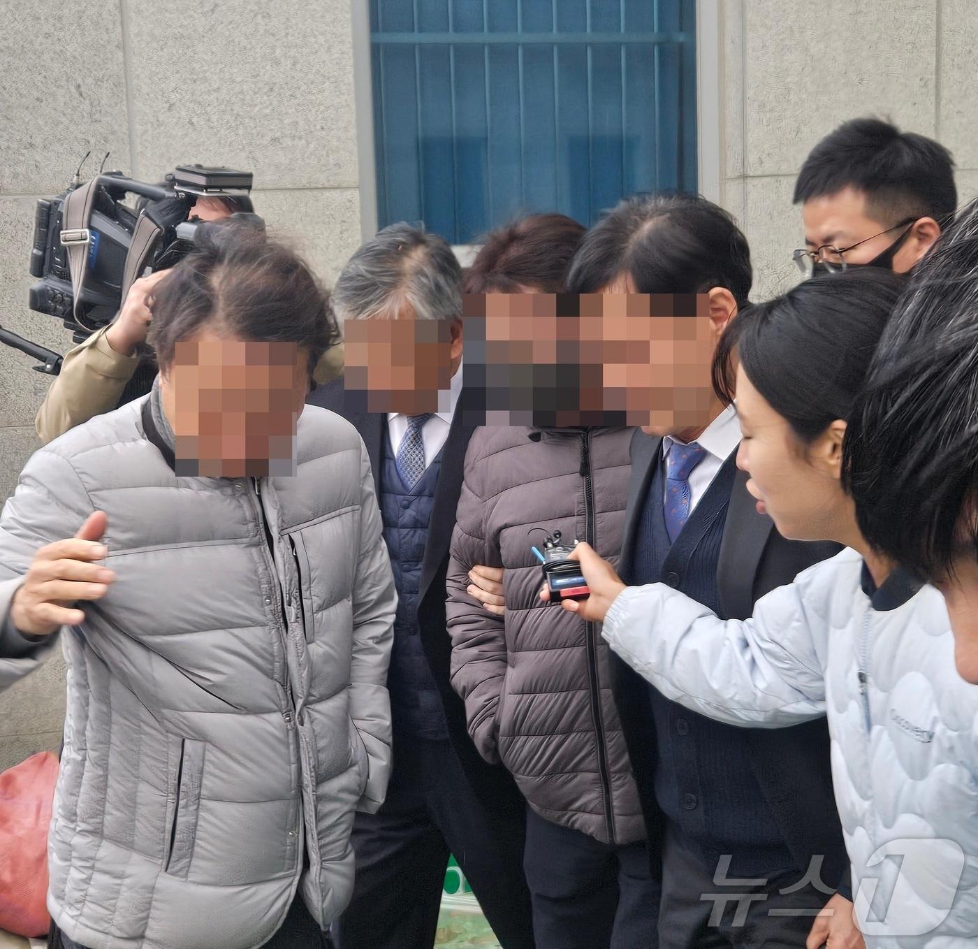 장애를 가지고 태어난 아기를 부모와 공모해 숨지게 한 혐의를 받고 있는 60대 산부인과 의사가 26일 오후 청주지방법원에서 구속 전 피의자 심문&#40;영장실질심사&#41;을 받고 나오고 있다.2024.11.26/뉴스1 이재규 기자