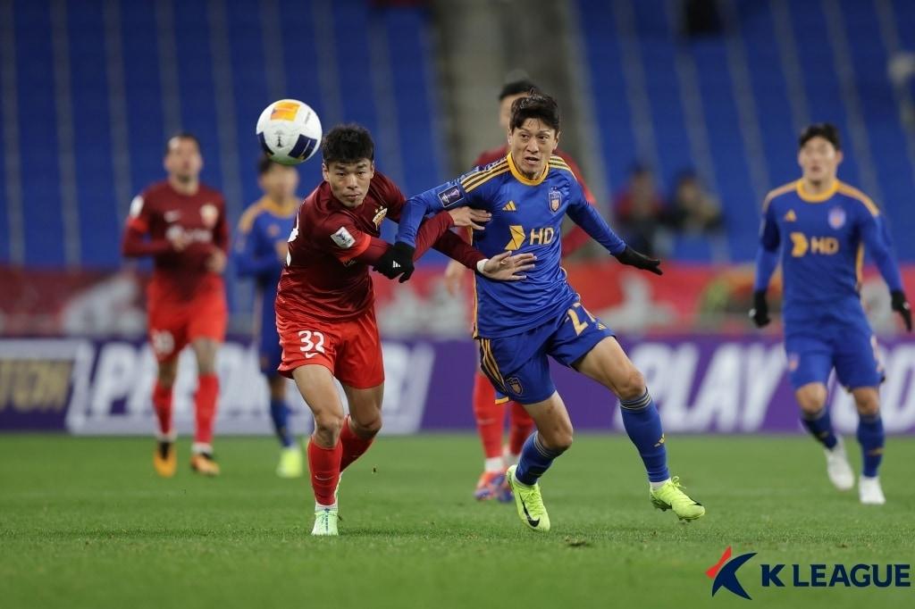 울산HD는 26일 울산문수축구경기장에서 열린 2024-25 AFC 챔피언스리그 엘리트 리그 스테이지 5차전에서 상하이 하이강에 1-3으로 졌다. &#40;한국프로축구연맹 제공&#41;