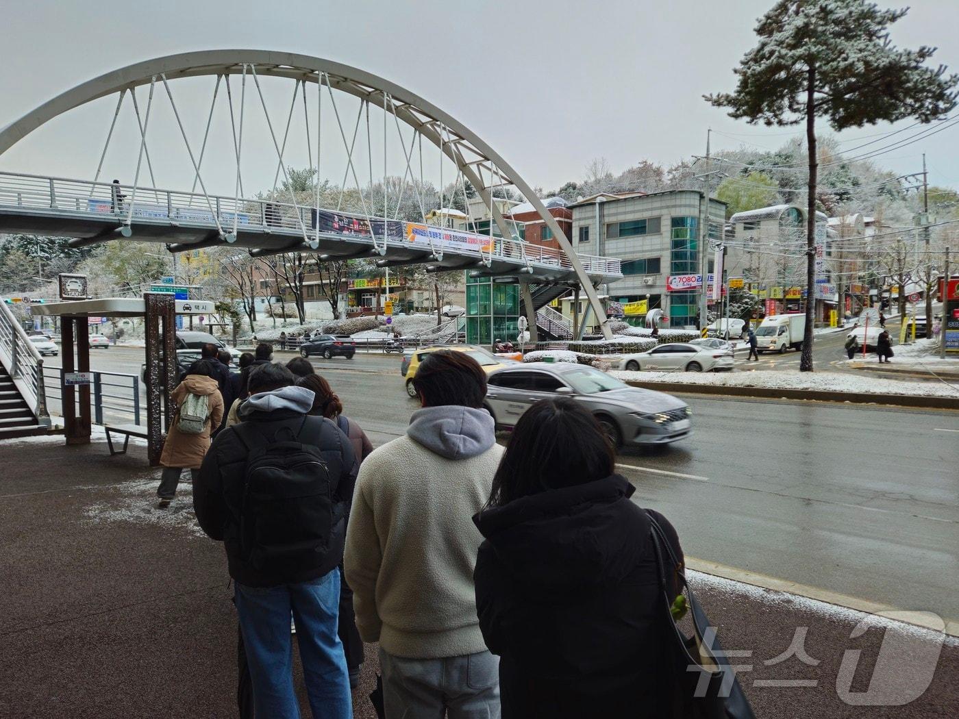 27일 오전 강원 춘천 퇴계동 남춘천역 앞에서 시민들이 택시를 잡기 위해 줄을 서고 있다.2024.11.27 한귀섭 기자 