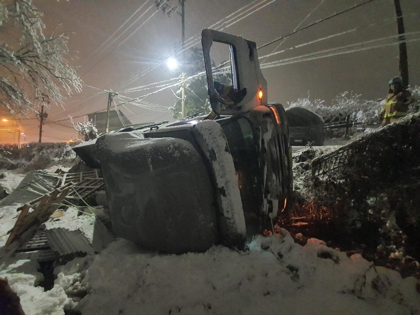 27일 오전 경기 하남시 상산곡동에서 25톤 트럭이 눈길에 미끄러져 전도됐다. &#40;경기도소방재난본부 제공&#41; 2024.11.27/뉴스1 ⓒ News1 김기현 기자