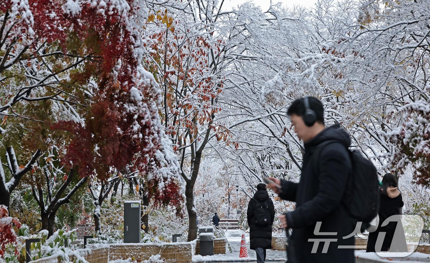 많은 눈이 내린 27일 오전 서울 종로구 광화문광장에서 출근길에 나선 시민들이 눈 쌓인 길을 걷고 있다. 2024.11.27/뉴스1 ⓒ News1 장수영 기자