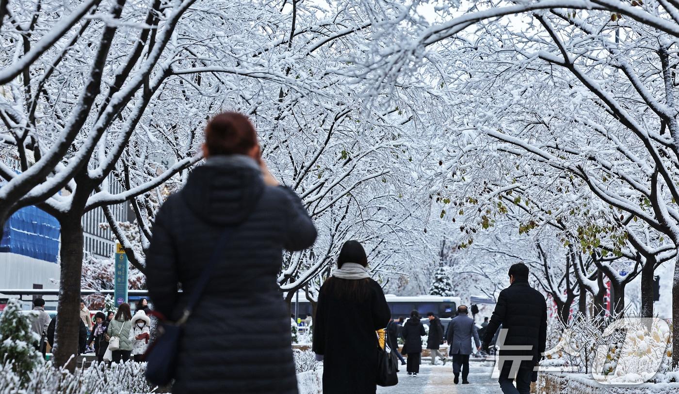 많은 눈이 내린 27일 오전 서울 종로구 광화문광장에서 출근길에 나선 시민들이 눈 쌓인 길을 걷고 있다. 2024.11.27/뉴스1 ⓒ News1 장수영 기자