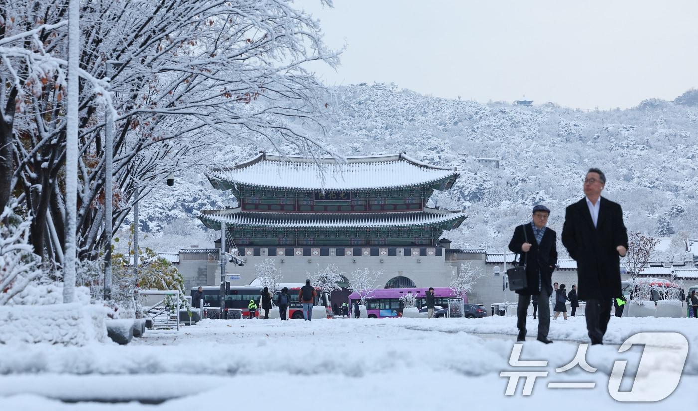 많은 눈이 내린 27일 오전 서울 종로구 광화문광장에서 출근길에 나선 시민들이 눈 쌓인 길을 걷고 있다. 2024.11.27/뉴스1 ⓒ News1 장수영 기자