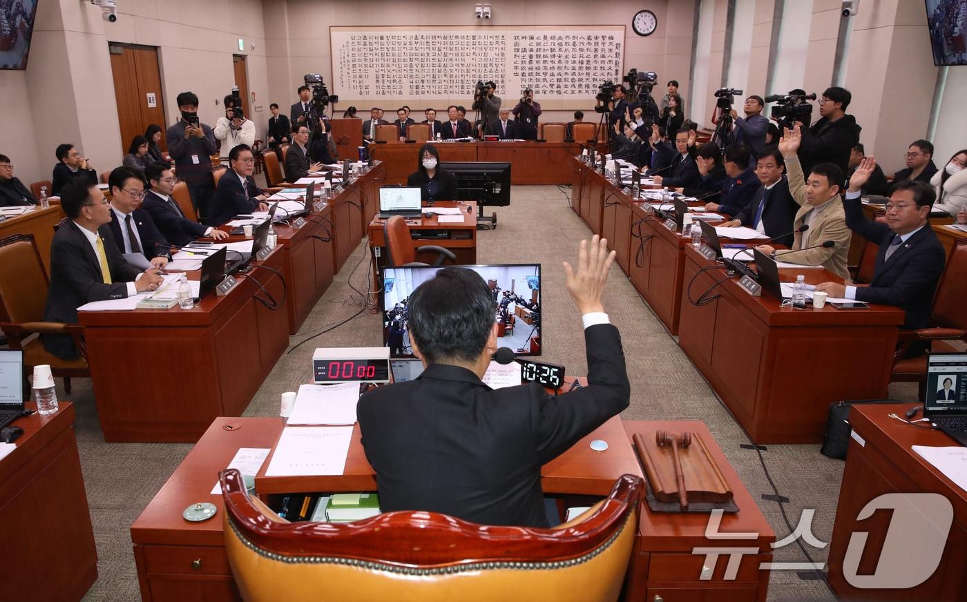 정청래 국회 법사위원장이 27일 오전 서울 여의도 국회에서 열린 법제사법위원회 전체회의에서 강백신 수원지검 성남지청 차장검사, 엄희준 인천지검 부천지청장 탄핵소추사건 조사계획서 채택의 건에 대한 표결을 진행하고 있다. 2024.11.27/뉴스1 ⓒ News1 이광호 기자