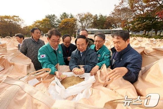 전북자치도 임실군이 공공비축미곡을 매입하고 있다.&#40;임실군제공&#41;2024.11.27/뉴스1