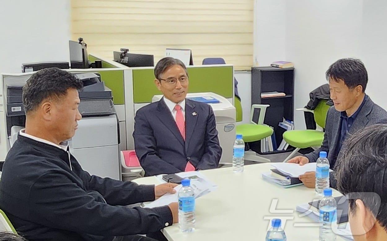 신용곤 창녕군시설관리공단 이사장&#40;왼쪽 두번째&#41;이 공단 직원들과 회의를 하고 있다&#40;창녕군 제공&#41;.