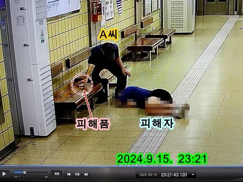 지하철 승강장에서 피해자가 술에 취해 잠든 사이 절도범 A 씨가 휴대전화를 훔치고 있다. &#40;서울경찰청 지하철경찰대 제공&#41;