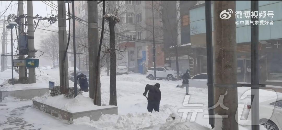 헤이룽장 허강에서 시민이 눈을 치우고 있다. &#40;사진출처=웨이보&#41;