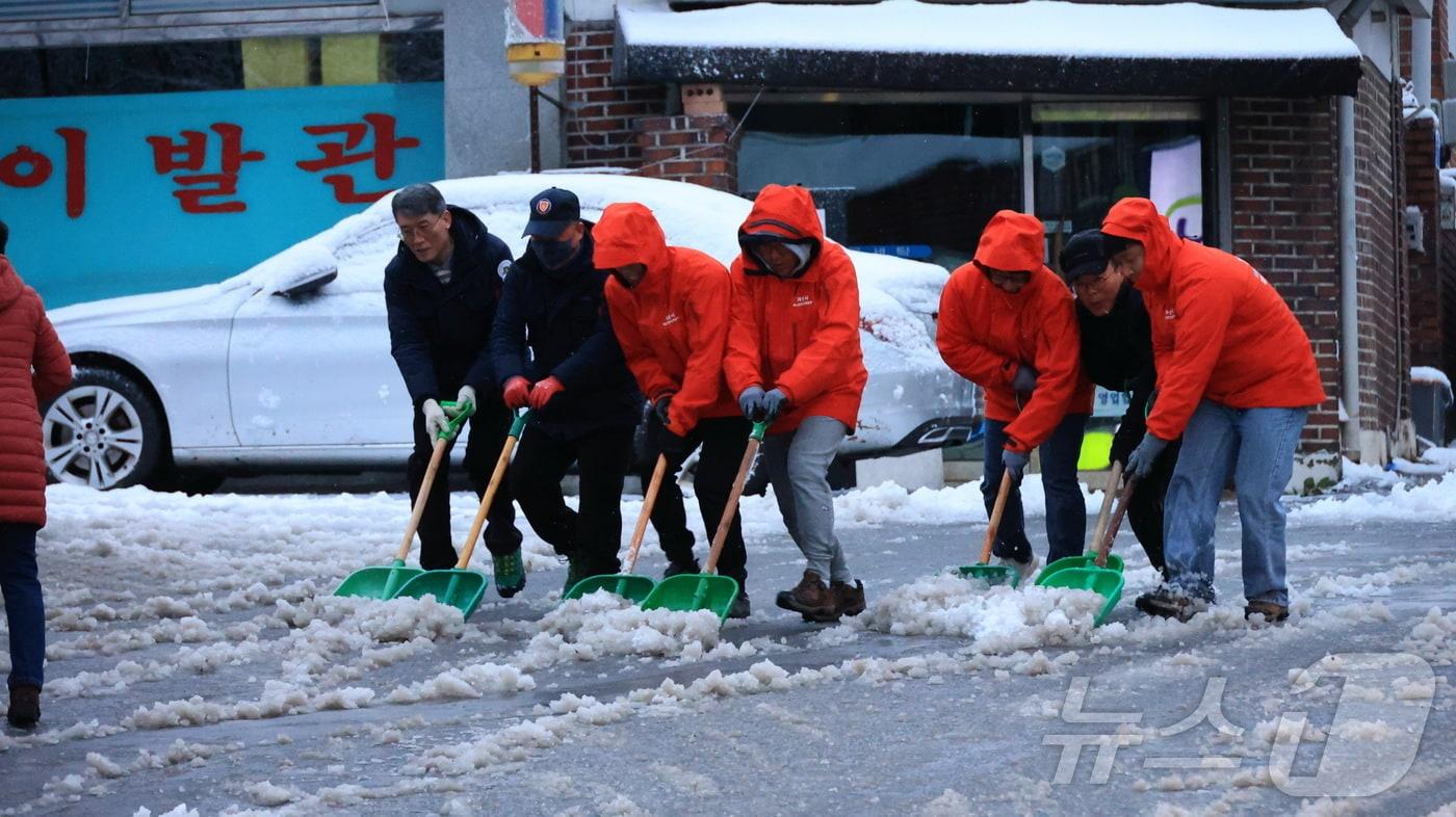 과천시 공무원이 제설작업 중이다.&#40;과천시 제공&#41;