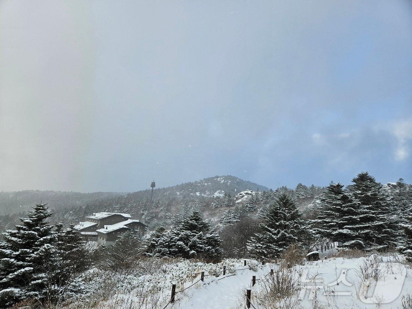 지리산 세석대피소에 내릴 첫 눈&#40;지리산국립공원 제공&#41;. 2024.11.27