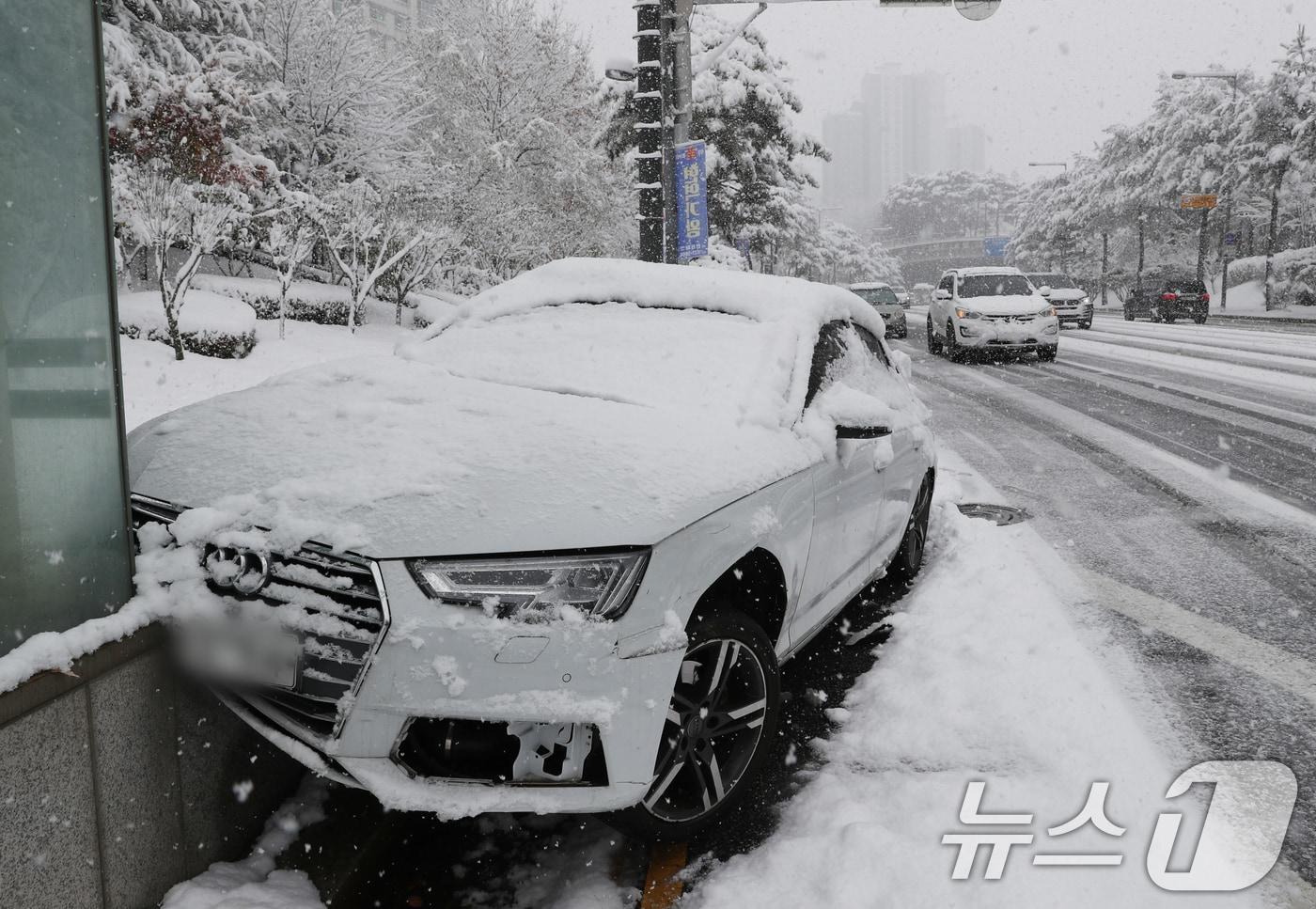 전국 곳곳에 최대 20㎝ 이상의 많은 눈이 내린 27일 경기 수원시 영통구 일대에서 빙판길 교통사고가 발생해 차량이 인도 위로 올라가 있다. ⓒ News1 김영운 기자