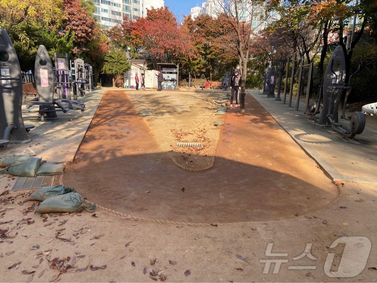 마포구가 도화동 쉼터에 새롭게 조성한 황톳길.&#40;마포구청 제공&#41;