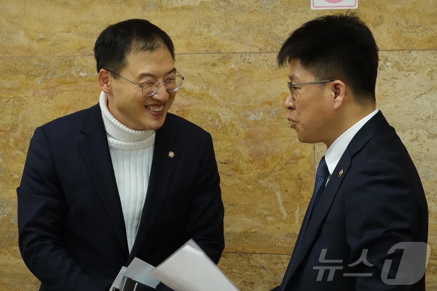 김상욱 국민의힘 국회의원&#40;울산 남갑·왼쪽&#41;이 27일 진현환 국토교통부 제1차관을 만나 신정1동 도시재생사업 선정 등 울산의 현안사업들에 대해 부처 차원의 관심을 주문하고 있다.&#40;김상욱 의원실 제공&#41;