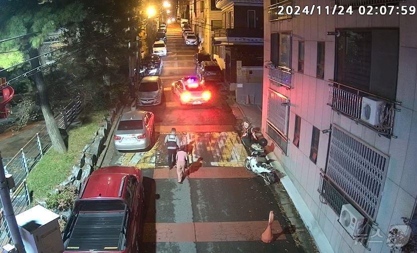 울산 동구CCTV 통합관제센터가 심야 시간대 자택에서 가출한 치매 어르신을 발견해 안전 귀가를 지원했다.&#40;울산 동구 제공&#41;