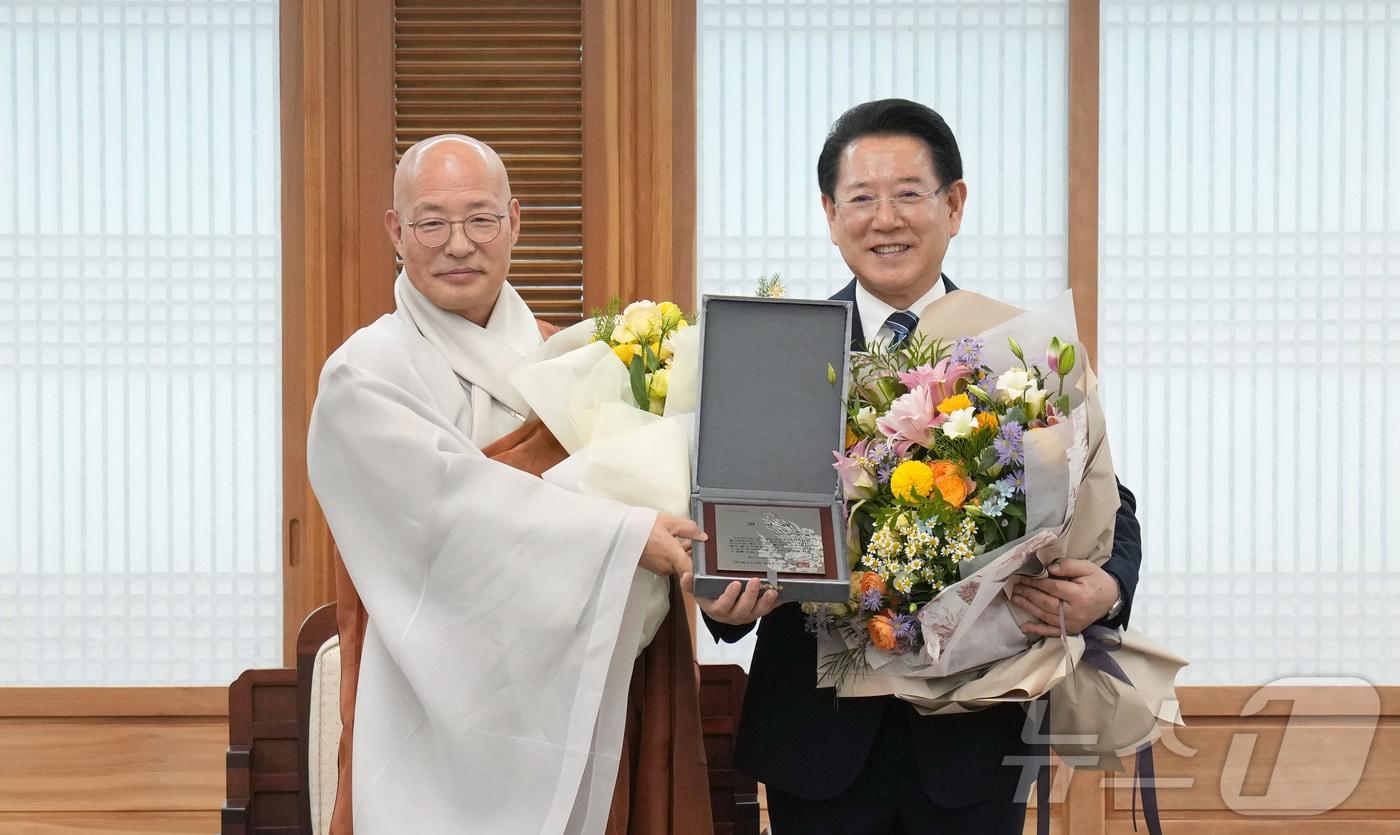 김영록 전라남도지사가 27일 서울 조계종 총무원에서 총무원장 진우스님으로부터 불교문화유산 보존과 진흥 공로에 대한 감사패를 전달받고 기념촬영을 하고 있다.&#40;전남도 제공&#41; 2024.11.27/뉴스1 ⓒ News1 전원 기자